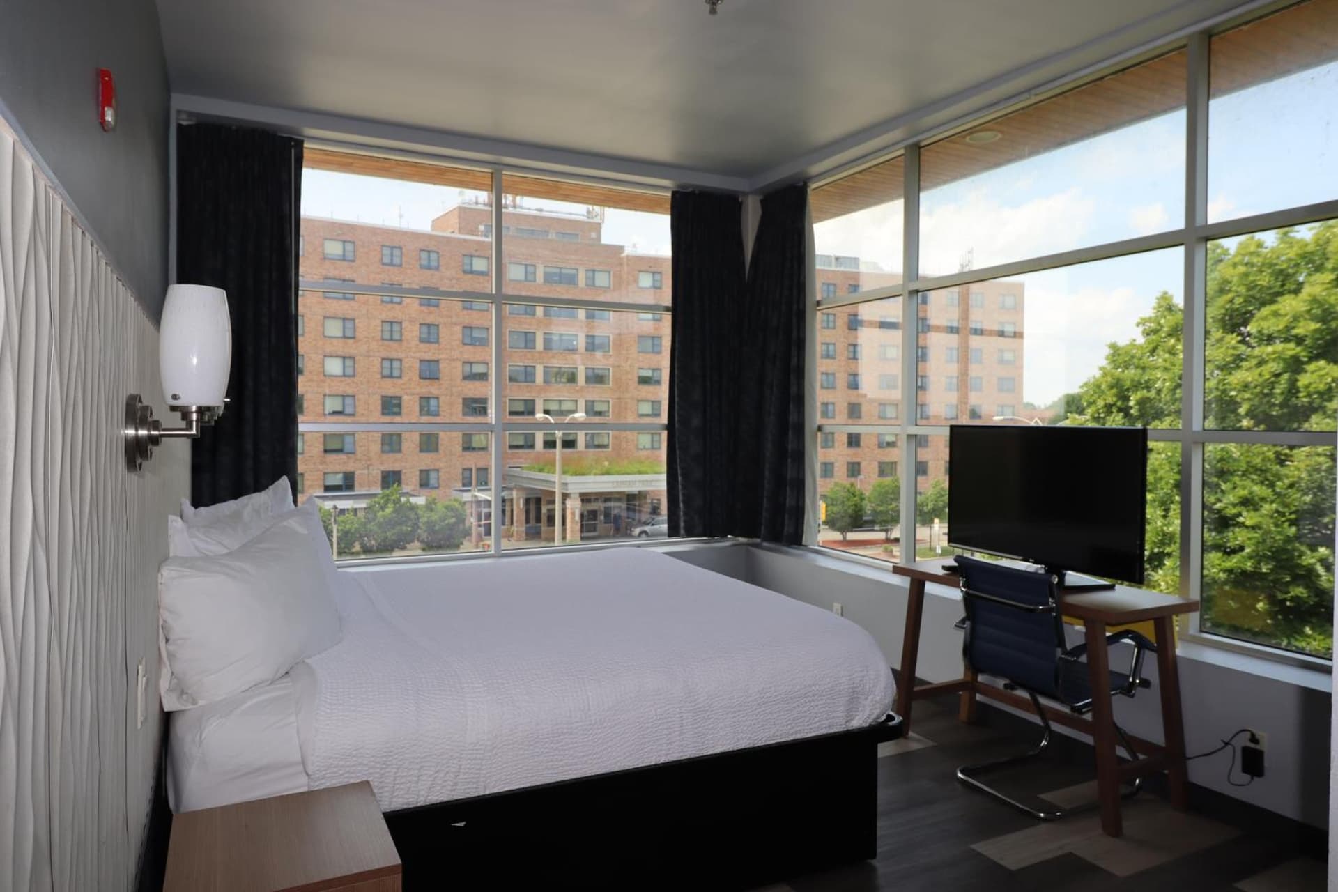 Days Inn & Suites by Wyndham Milwaukee interior in Milwaukee, WI — gallery photo 2
