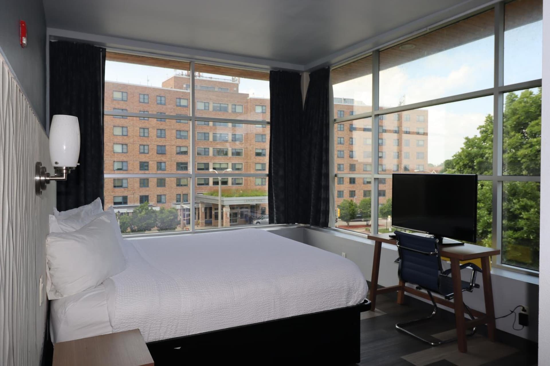 Days Inn & Suites by Wyndham Milwaukee gallery photo in Milwaukee, WI — image 10
