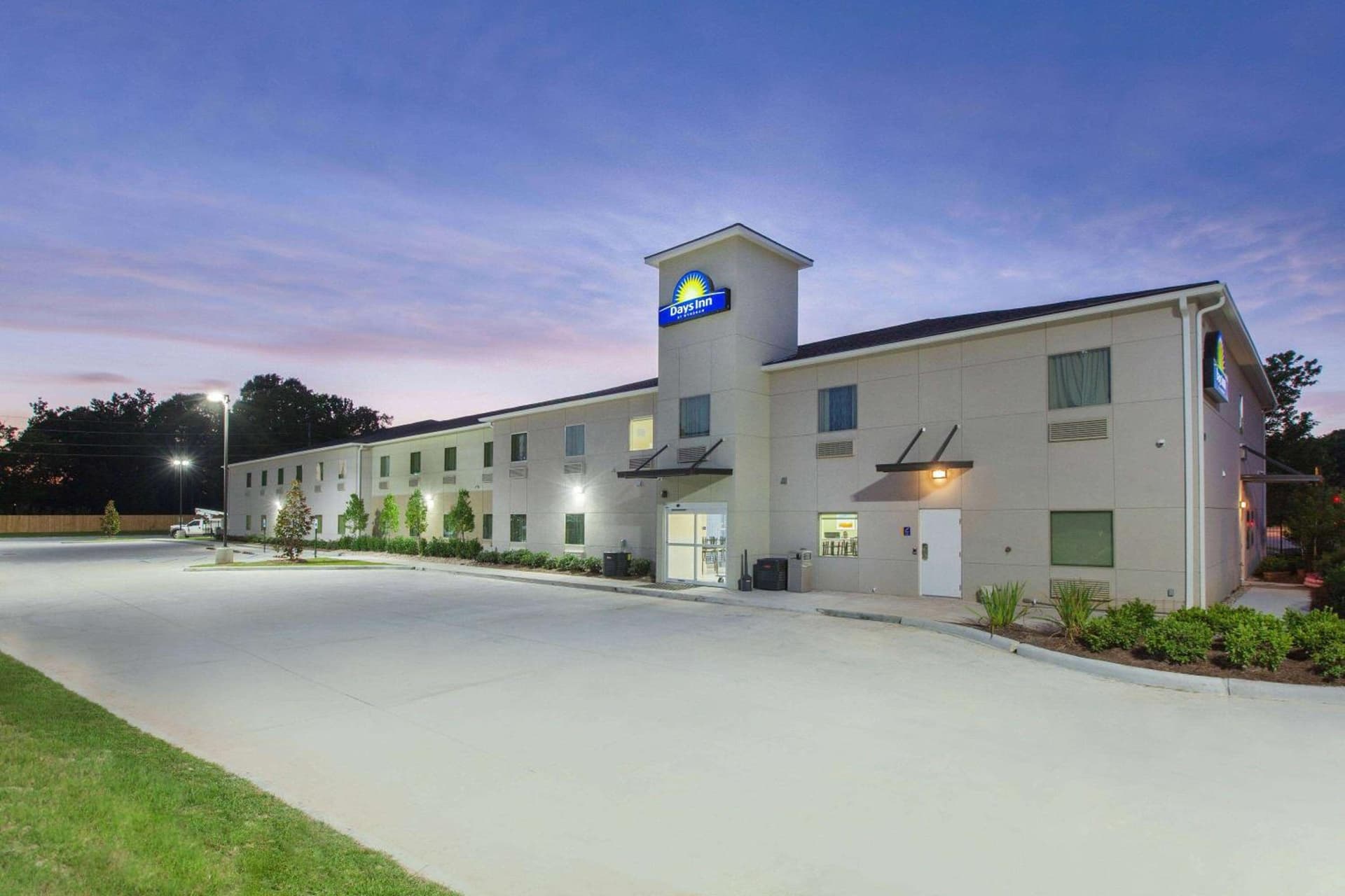 Days Inn by Wyndham Baton Rouge Airport interior in Baton Rouge, LA — gallery photo 2
