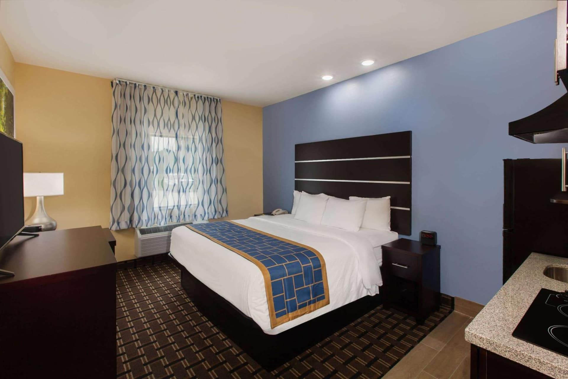Days Inn by Wyndham Baton Rouge Airport property views in Baton Rouge, LA — gallery photo 3