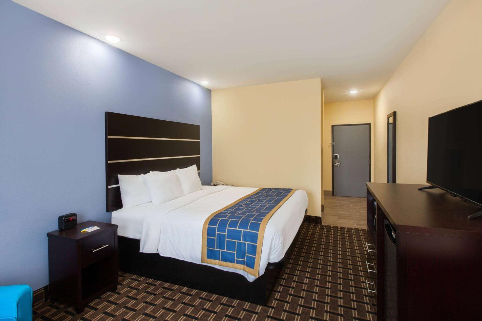 Days Inn by Wyndham Baton Rouge Airport interior in Baton Rouge, LA — gallery photo 2
