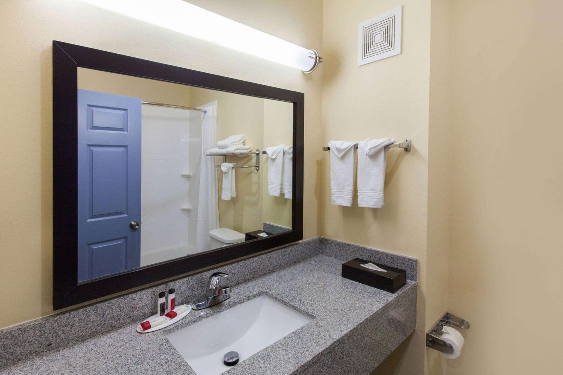 Days Inn by Wyndham Baton Rouge Airport gallery photo in Baton Rouge, LA — image 5