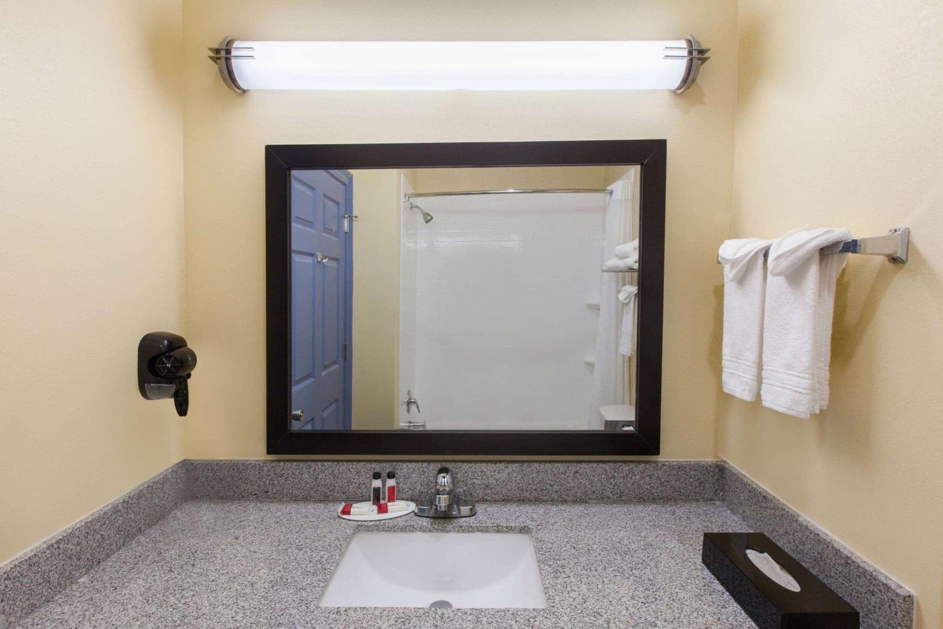 Days Inn by Wyndham Baton Rouge Airport gallery photo in Baton Rouge, LA — image 4