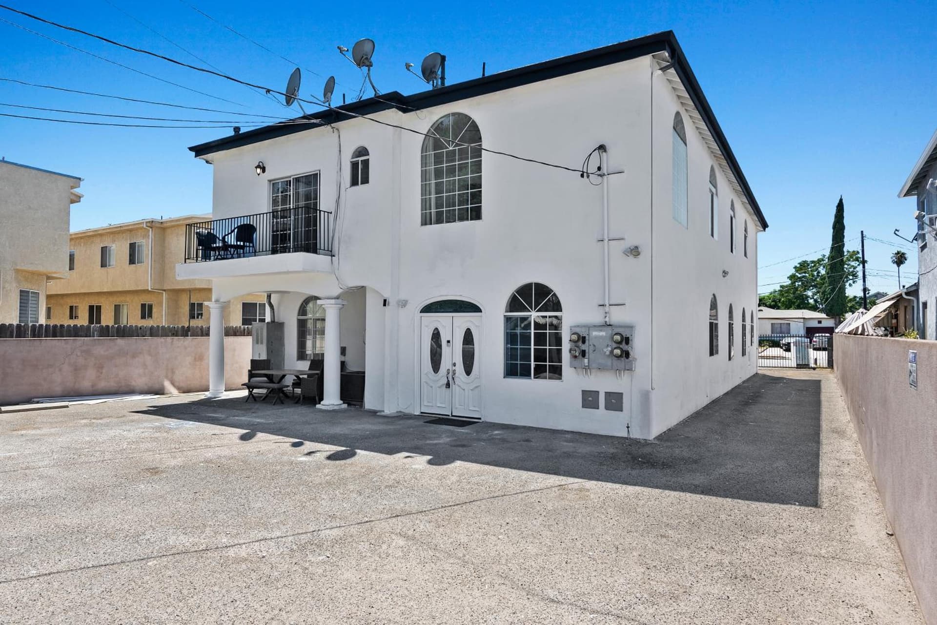 Lovely gated 3bedroom & 2 bath unit near Universal studio and Hollywood featured exterior or lobby in North Hollywood — similar hotel