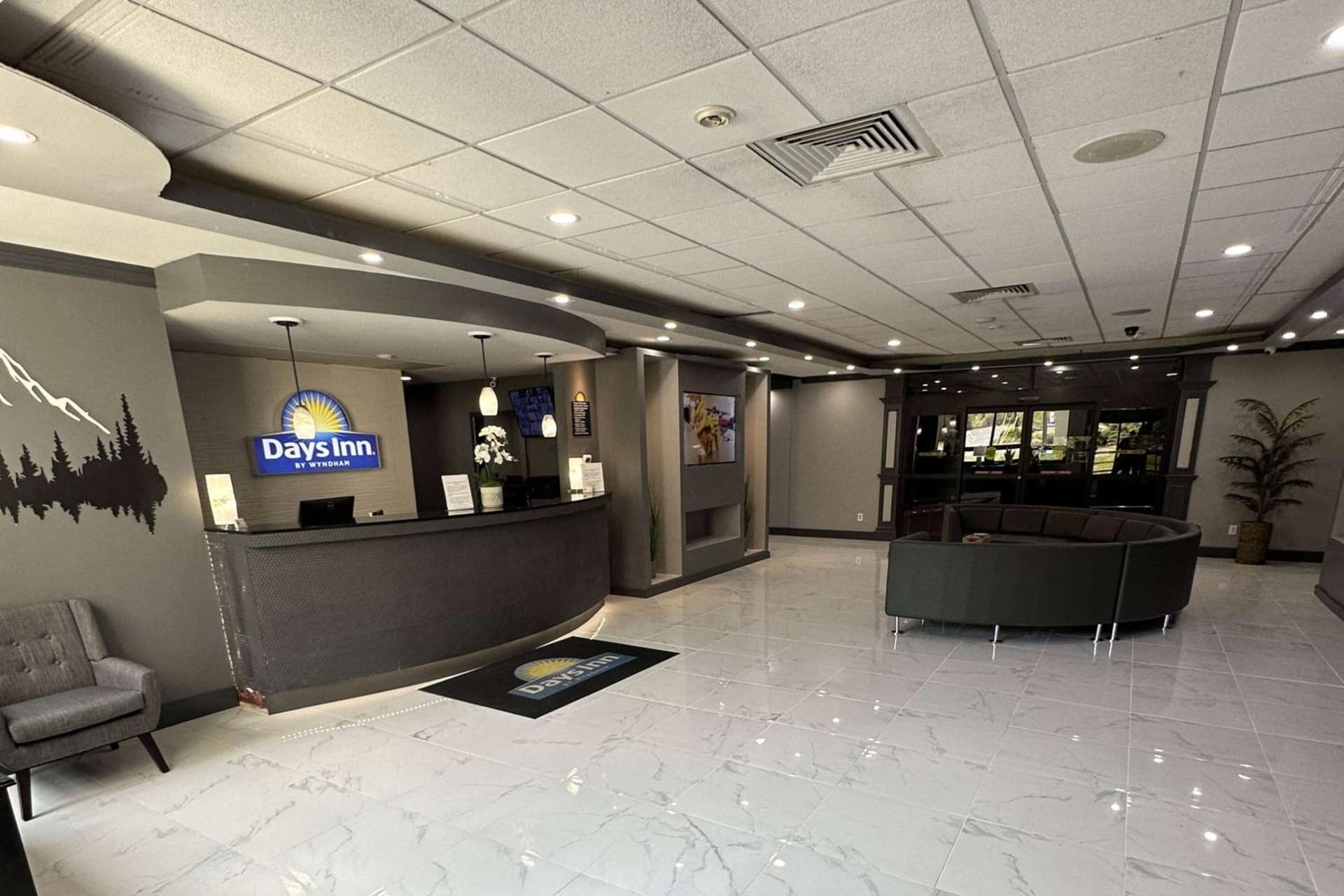 Days Inn by Wyndham Liberty interior in Ferndale — gallery photo 2