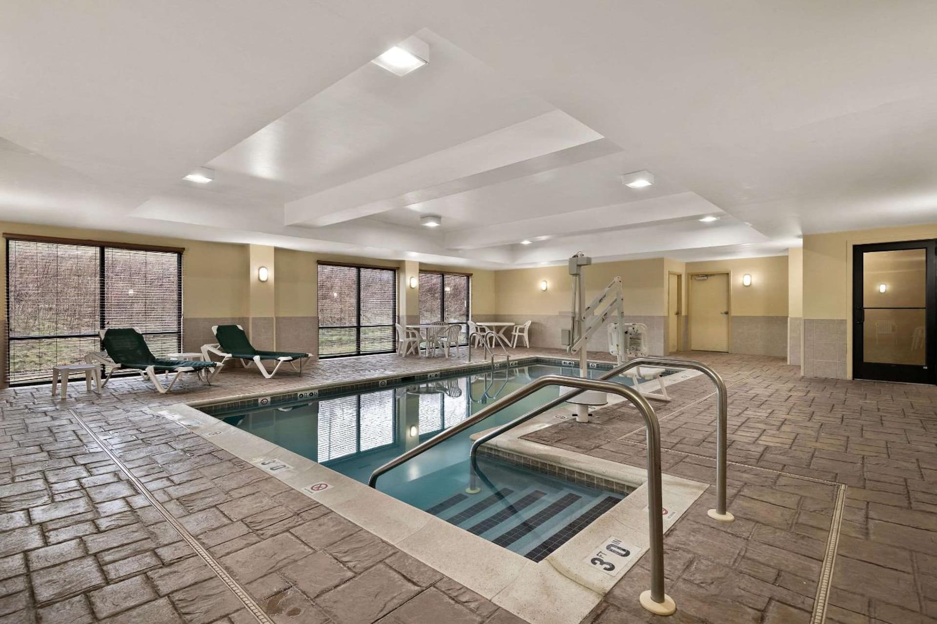 Comfort Suites Hummelstown - Hershey interior in Hummelstown, PA — gallery photo 2