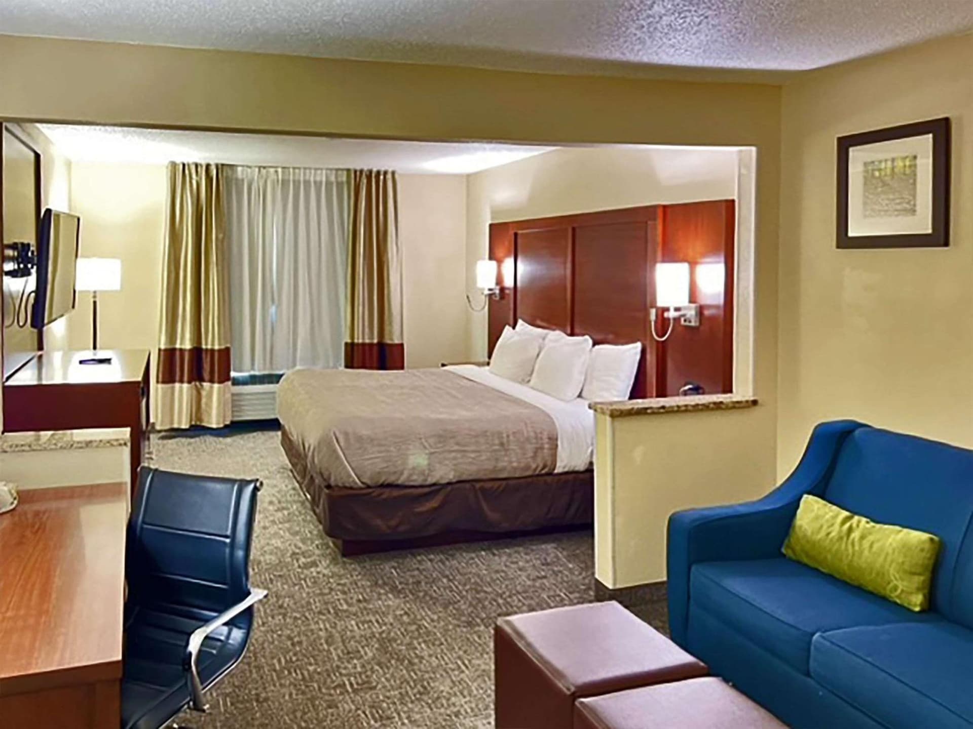 Quality Inn & Suites Green Bay - Ashwaubenon interior in Green Bay, WI — gallery photo 2