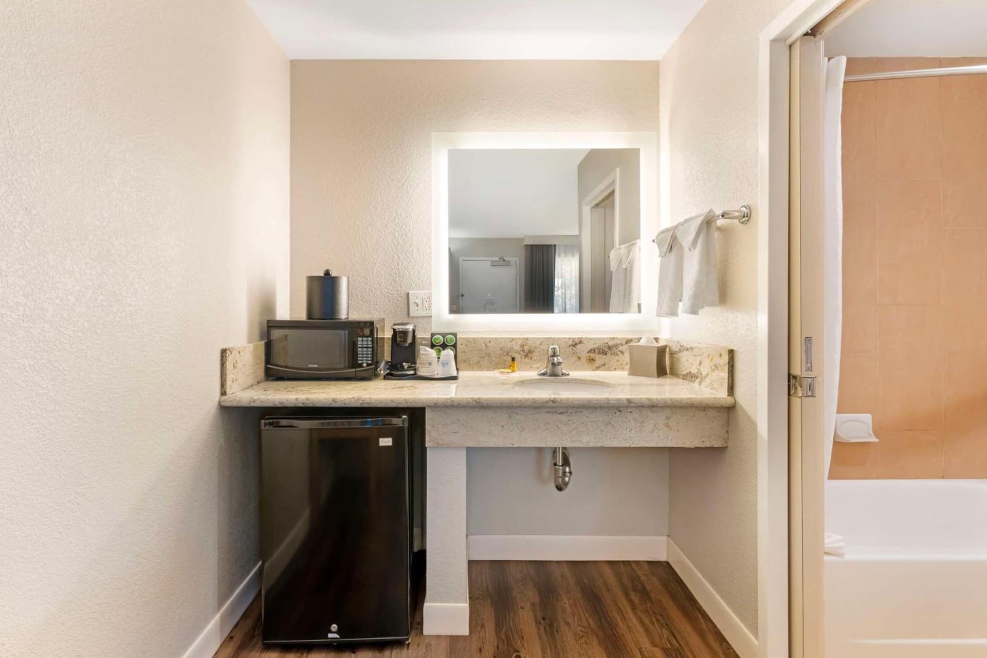 Best Western Plus Rancho Cordova Inn gallery photo in Rancho Cordova, CA — image 38