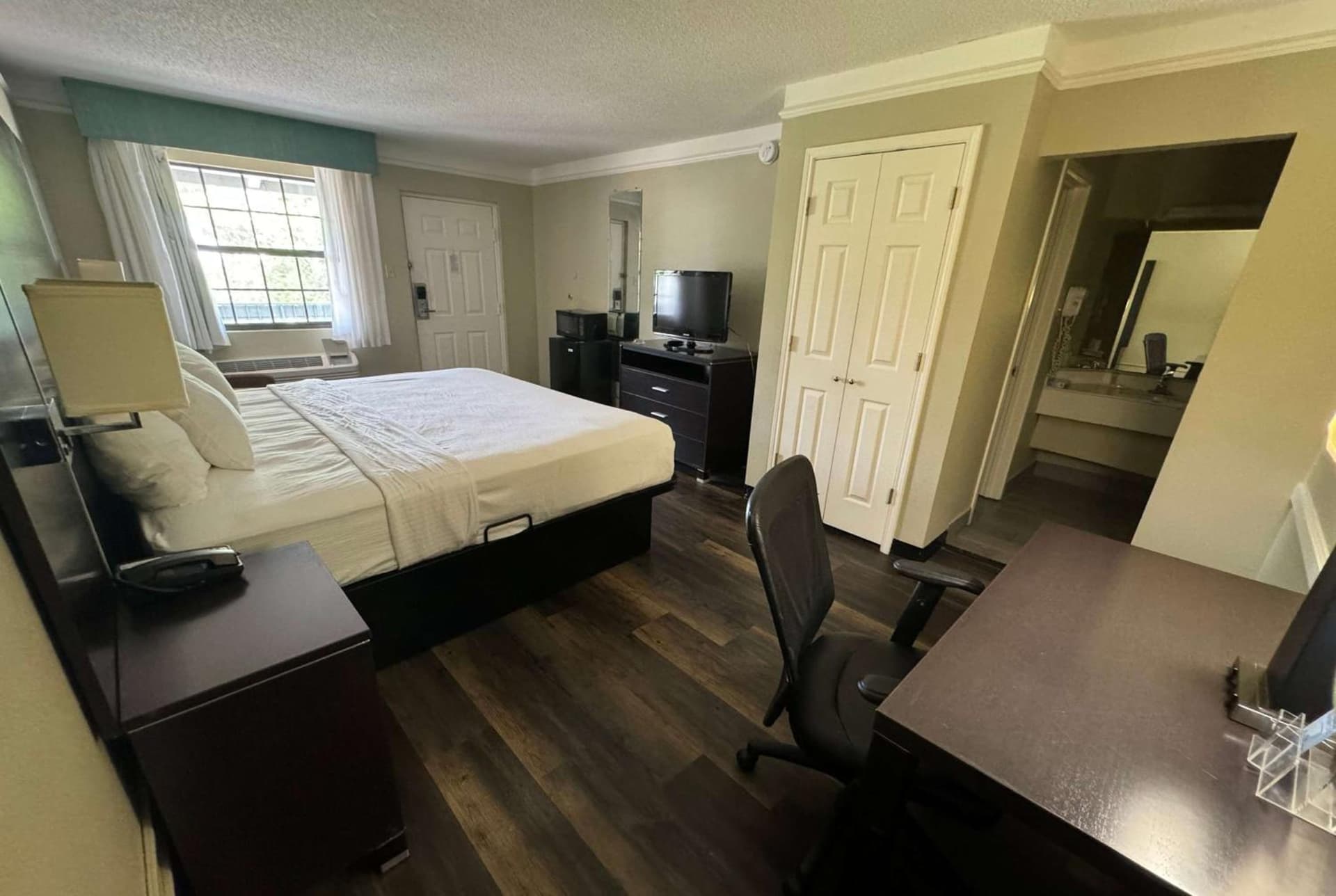 Quality Inn & Suites Tuscaloosa near University property views in Tuscaloosa, AL — gallery photo 3