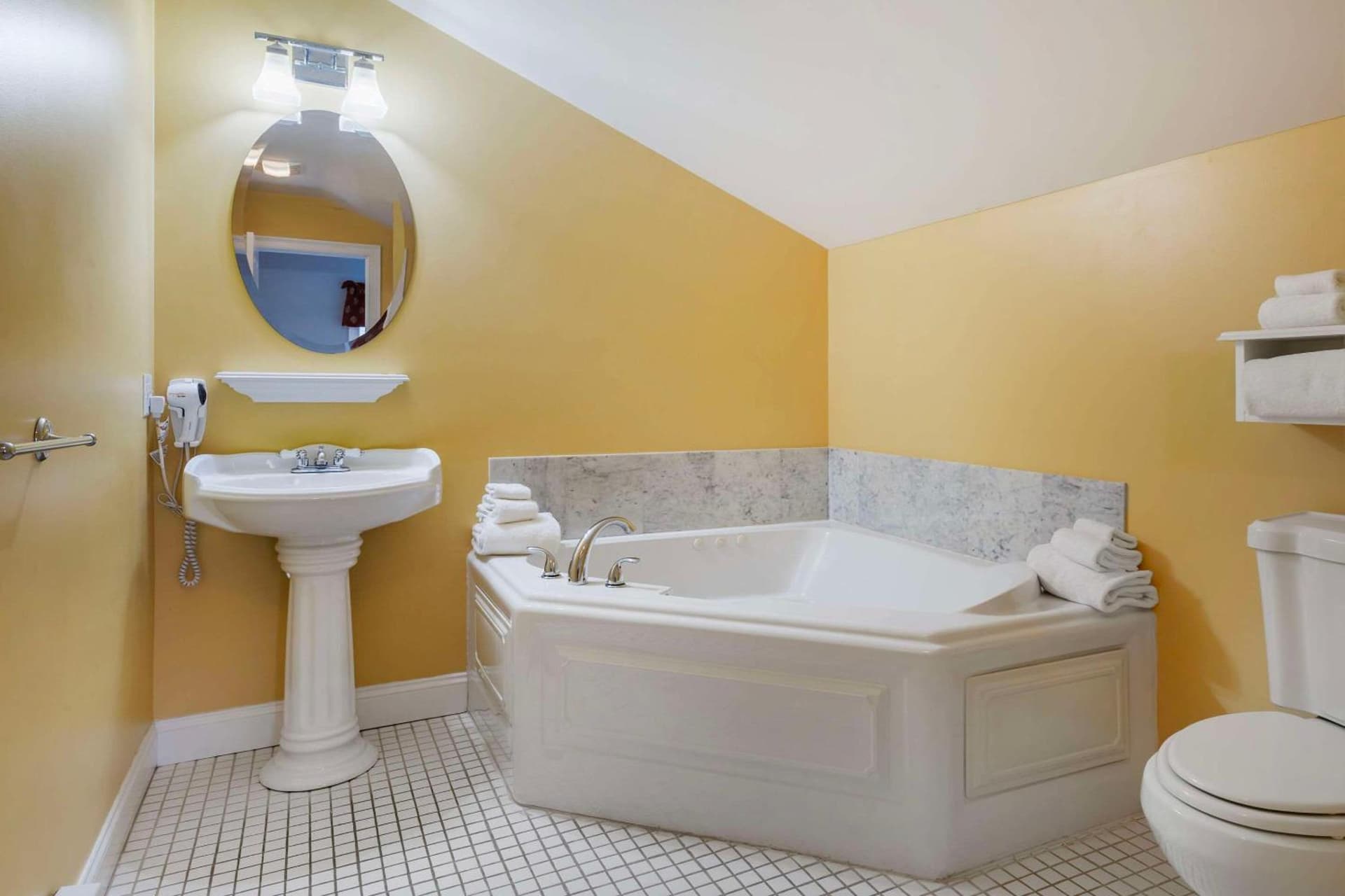 Essex Street Inn & Suites, an Ascend Collection Hotel gallery photo in Newburyport, MA — image 100
