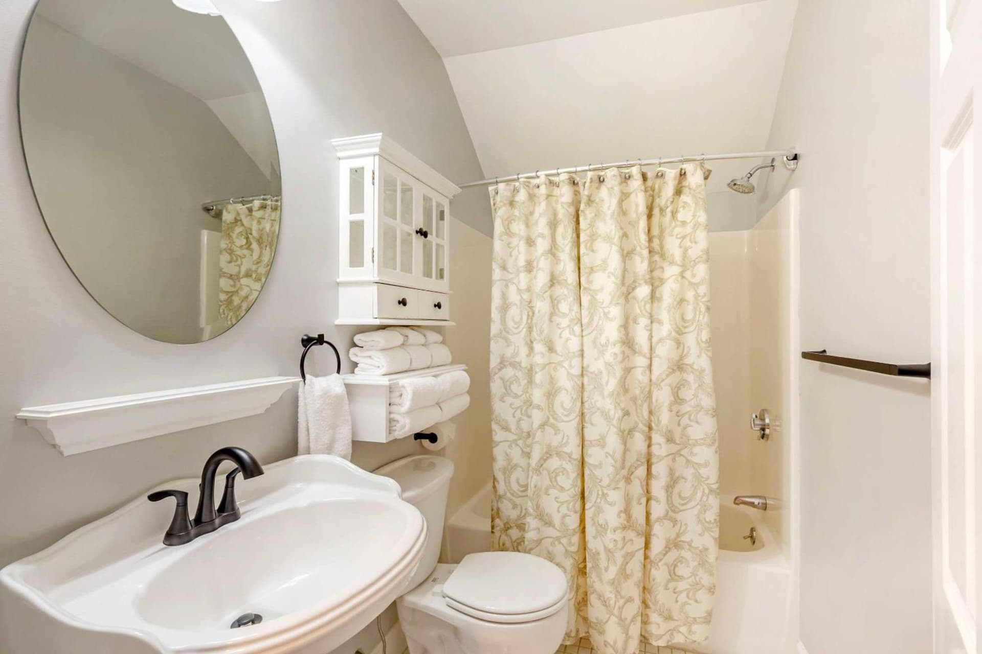 Essex Street Inn & Suites, an Ascend Collection Hotel gallery photo in Newburyport, MA — image 89