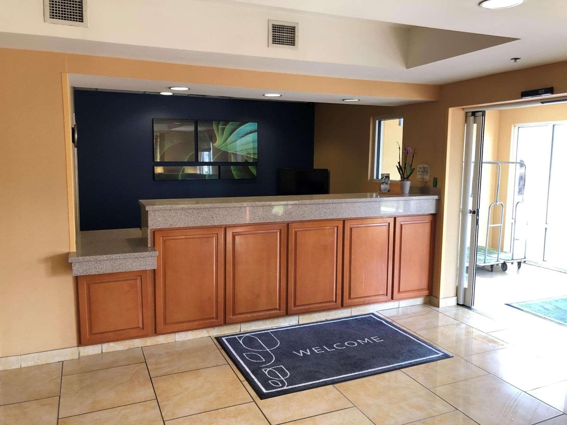 Country Inn & Suites by Radisson, Fayetteville I-95, NC interior in Fayetteville, NC — gallery photo 2
