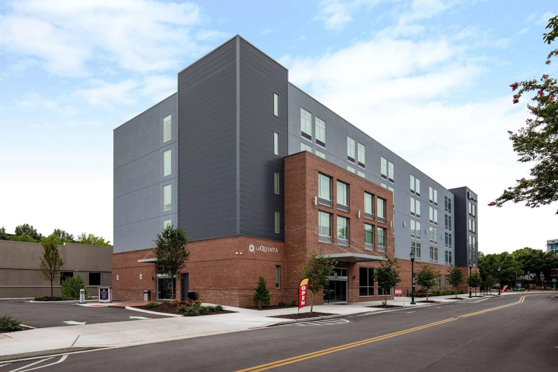 La Quinta Inn & Suites by Wyndham Chattanooga Downtown/South featured exterior or lobby in Chattanooga, TN — similar hotel