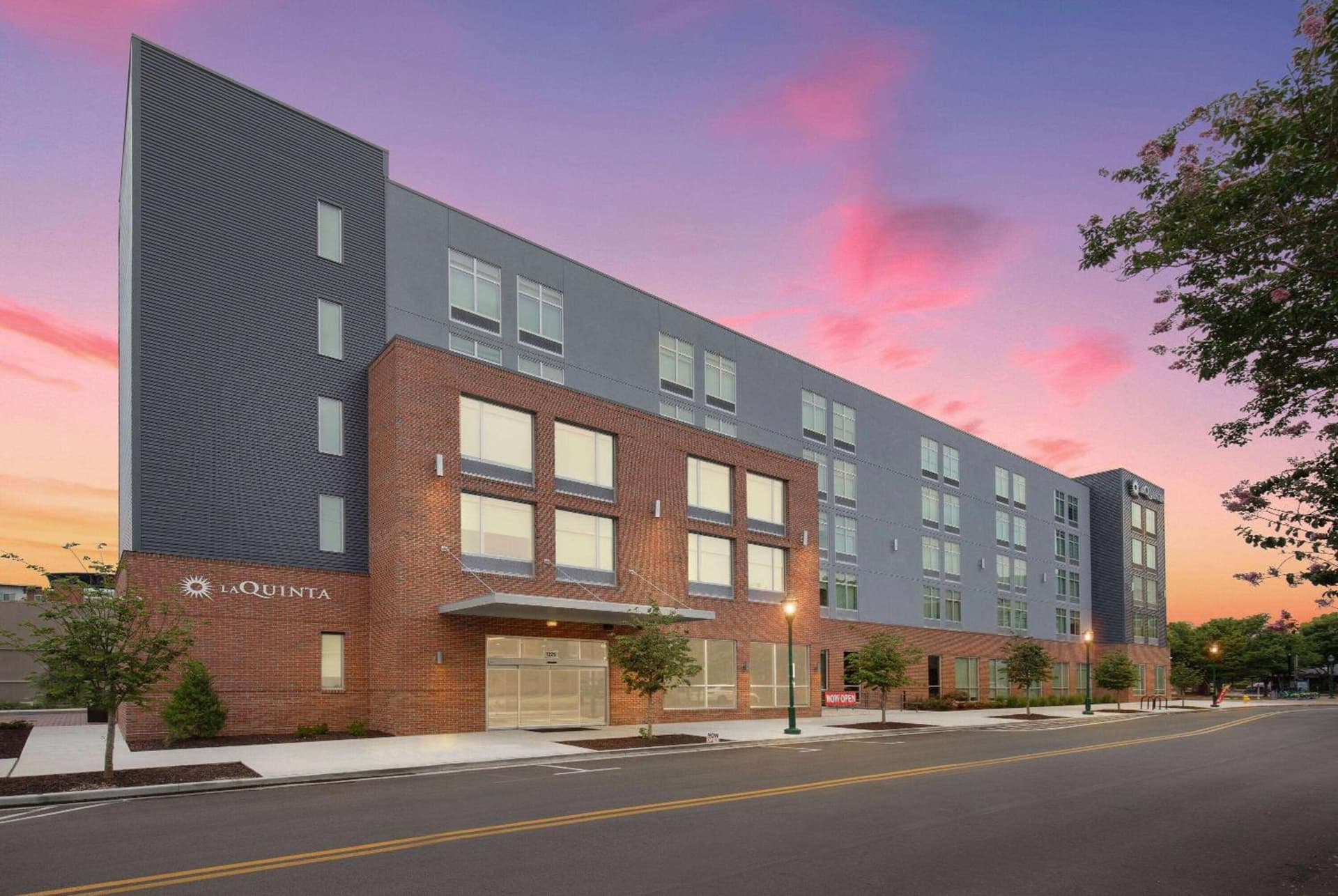 La Quinta Inn & Suites by Wyndham Chattanooga Downtown/South interior in Chattanooga, TN — gallery photo 2