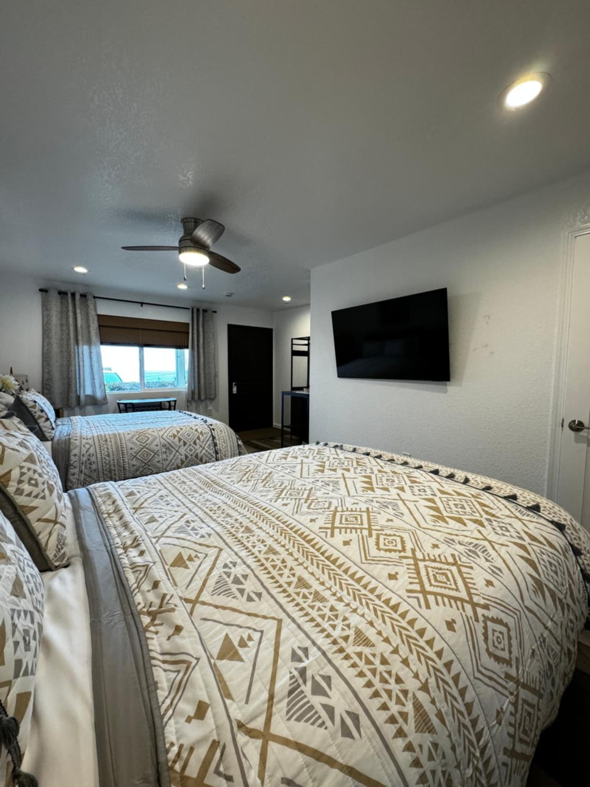 Ocean Cove Lodge interior in Walsh Landing, CA — gallery photo 2