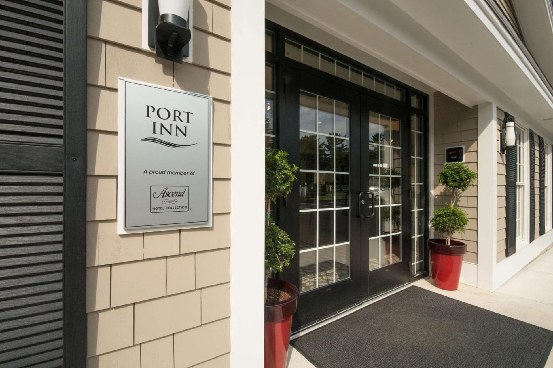 Port Inn & Suites Kennebunk, an Ascend Collection Hotel interior in Kennebunk, ME — gallery photo 2