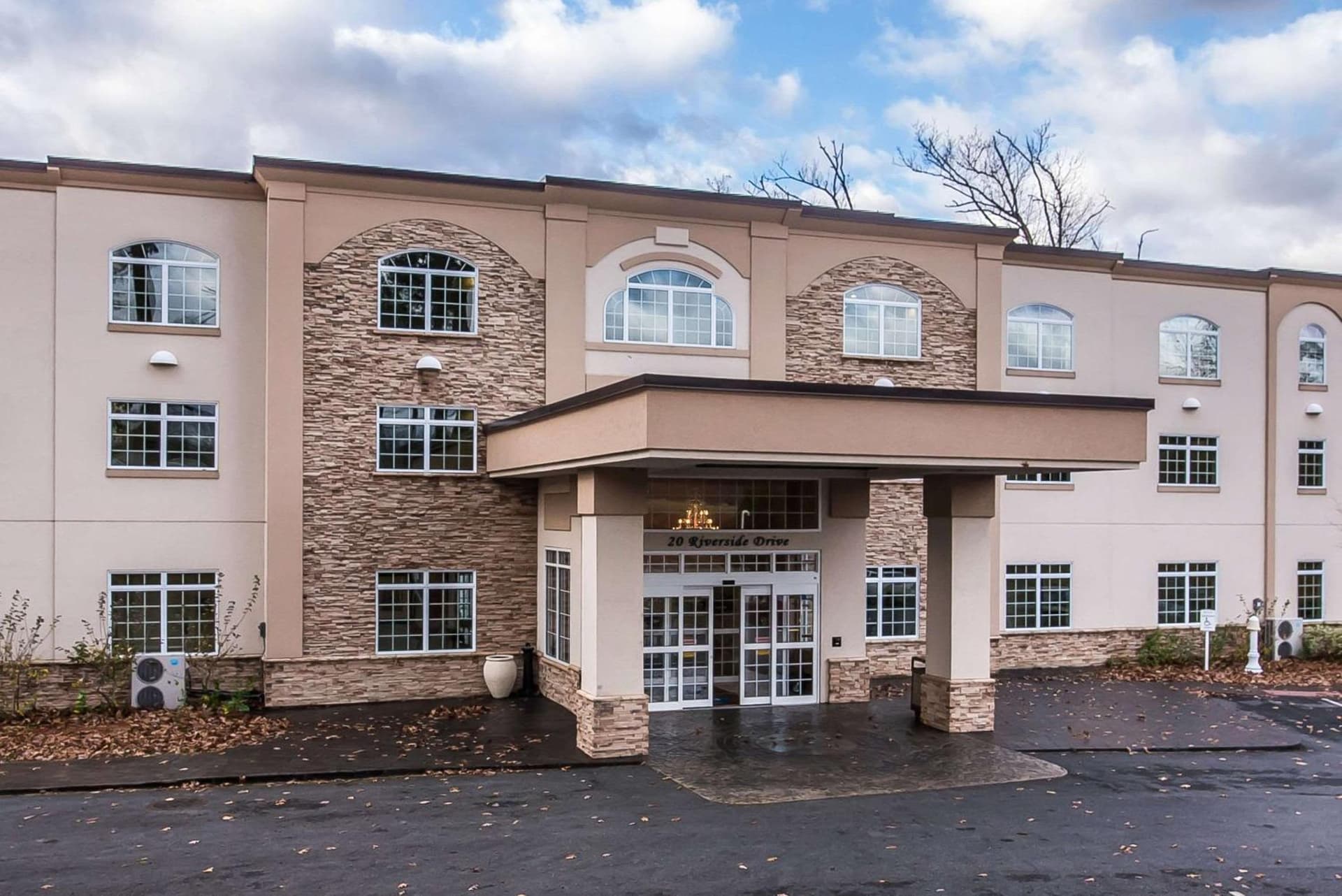 Riverside Hotel, an Ascend Collection Hotel property views in West Chesterfield — gallery photo 3