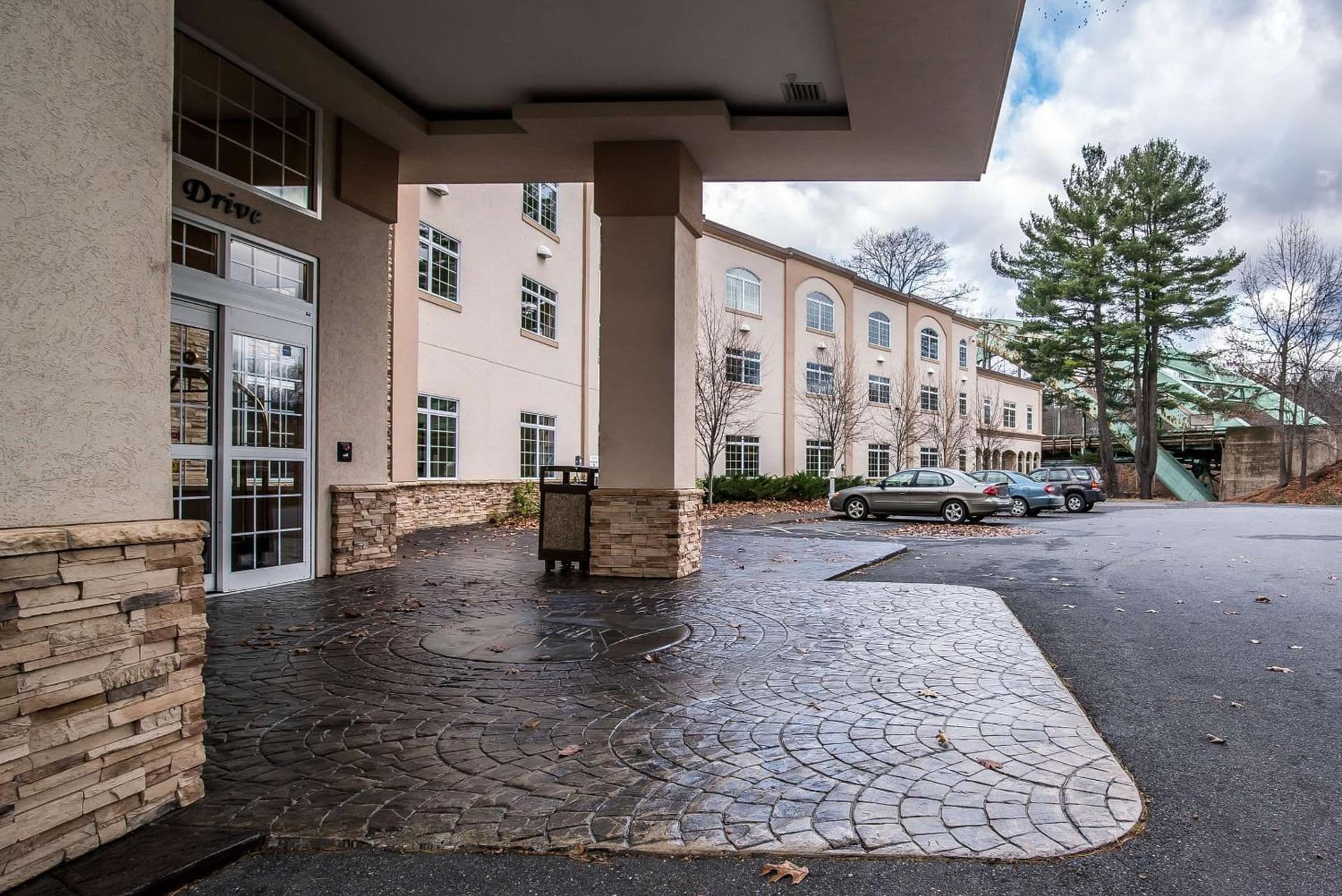 Riverside Hotel, an Ascend Collection Hotel interior in West Chesterfield — gallery photo 2