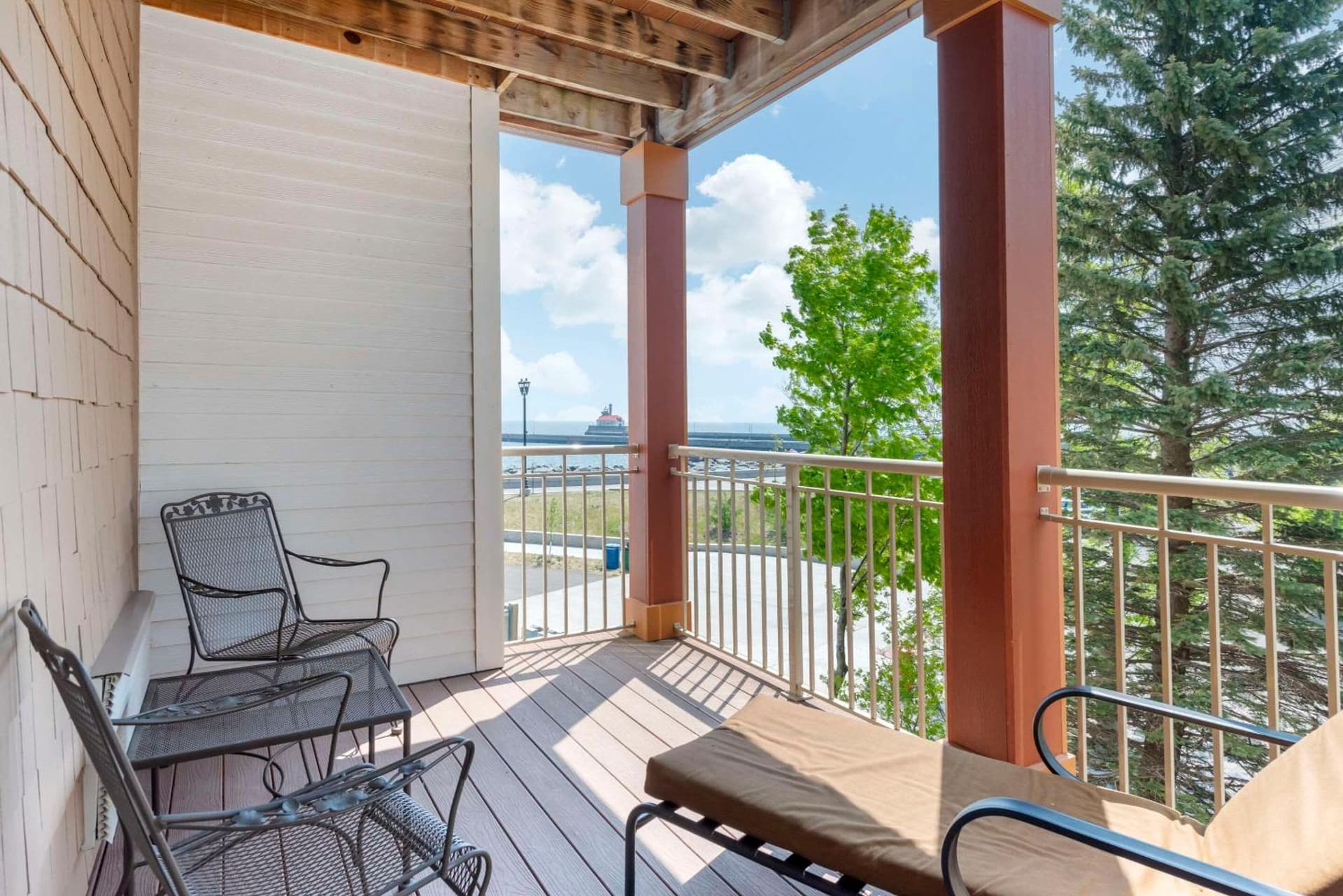 Lift Bridge Lodge, an Ascend Collection Hotel property views in Duluth, MN — gallery photo 3