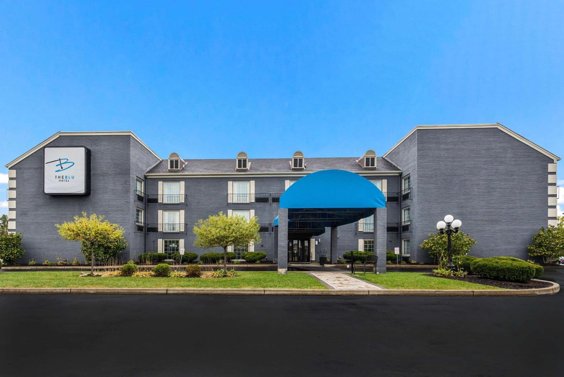 The Blu Hotel Blue Ash Cincinnati, an Ascend Collection Hotel interior in Blue Ash, OH — gallery photo 2