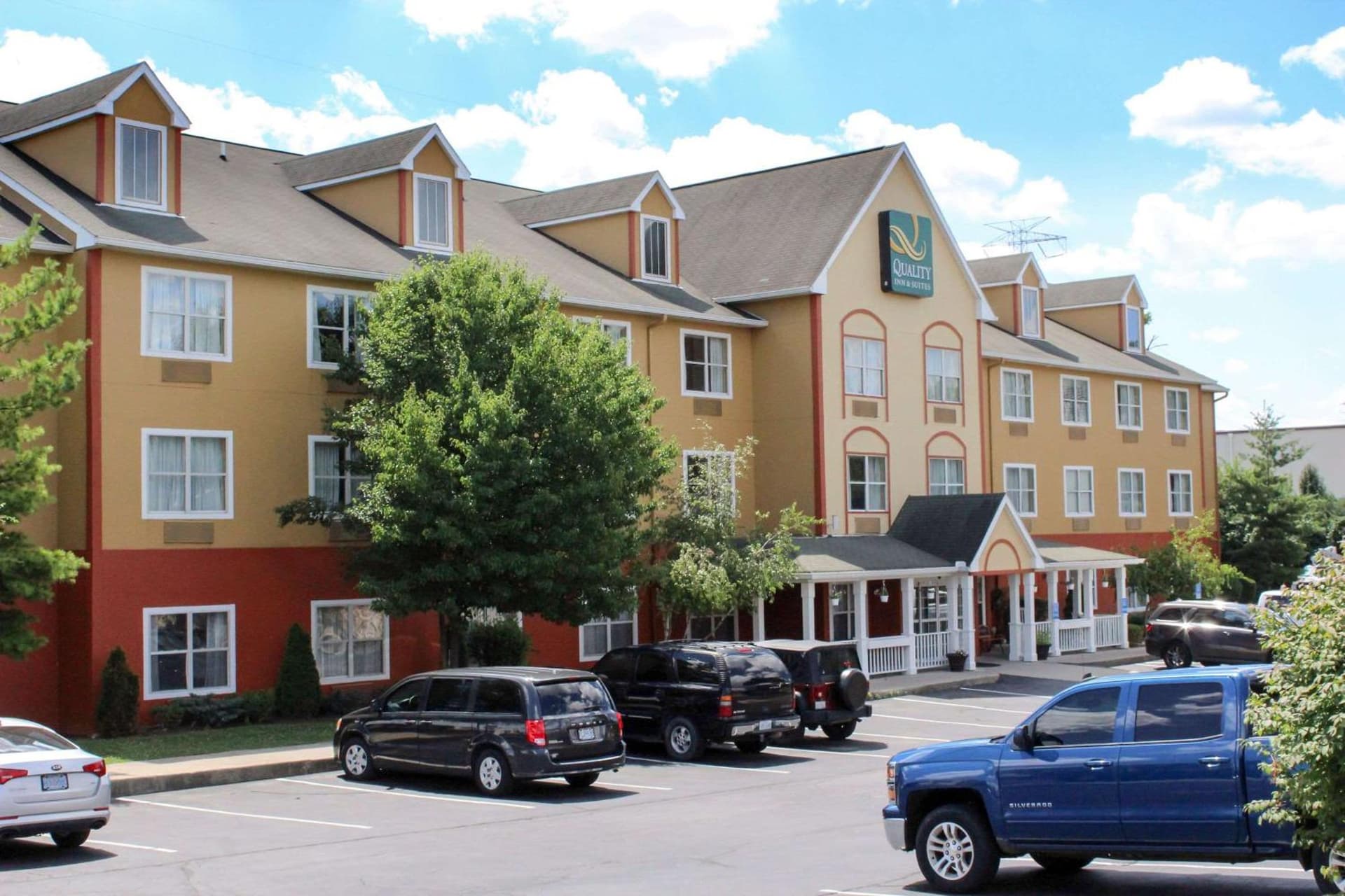 Quality Inn & Suites Cincinnati Sharonville interior in Sharonville, OH — gallery photo 2