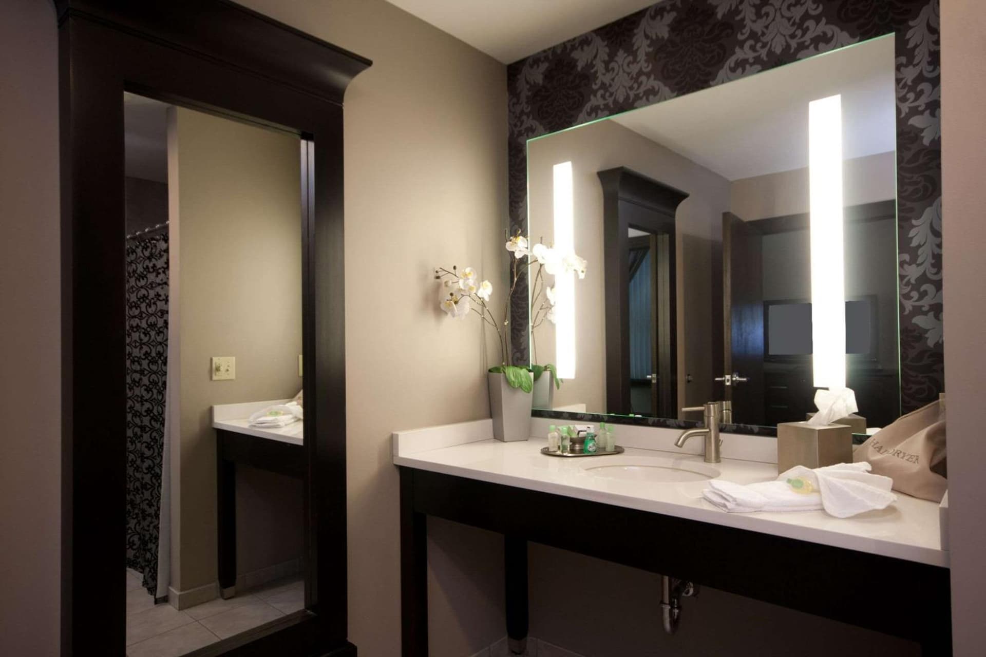 The Giacomo, an Ascend Collection Hotel interior in Niagara Falls, NY — gallery photo 2