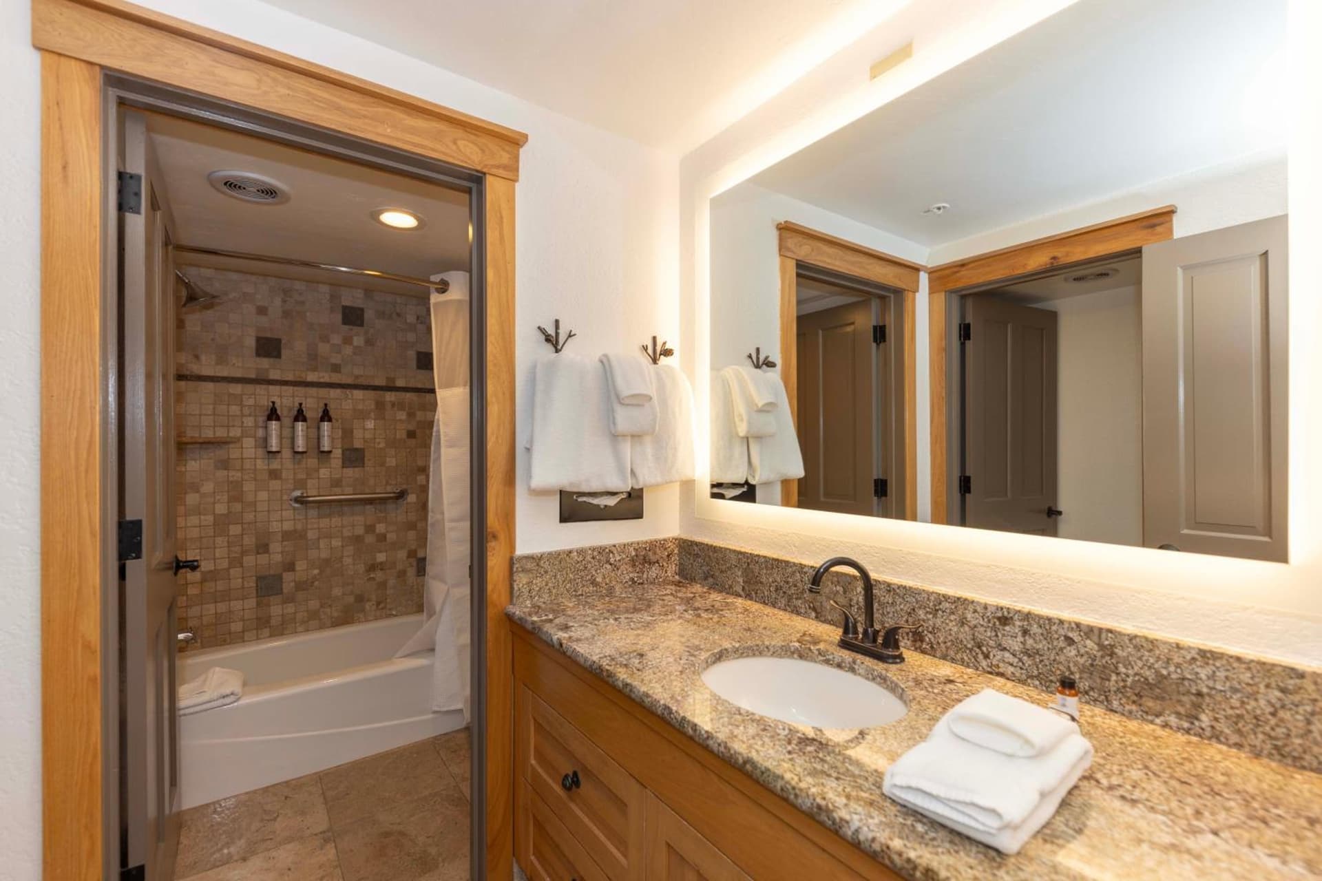 NEW! Marriott Slope View Ski in Ski out Luxury Studio Sleeps 4 Full kitchen, Amenities & Fee Parking interior in Breckenridge, CO — gallery photo 2