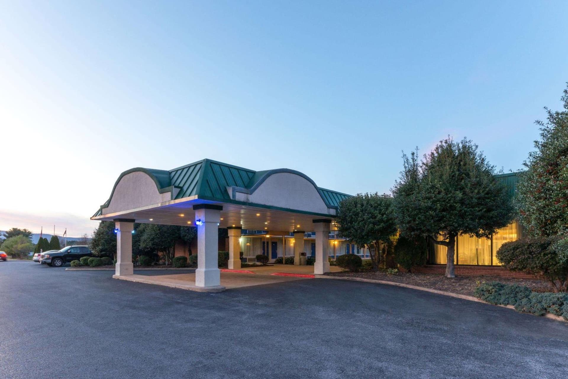 Days Inn by Wyndham Luray Shenandoah interior in Luray, VA — gallery photo 2