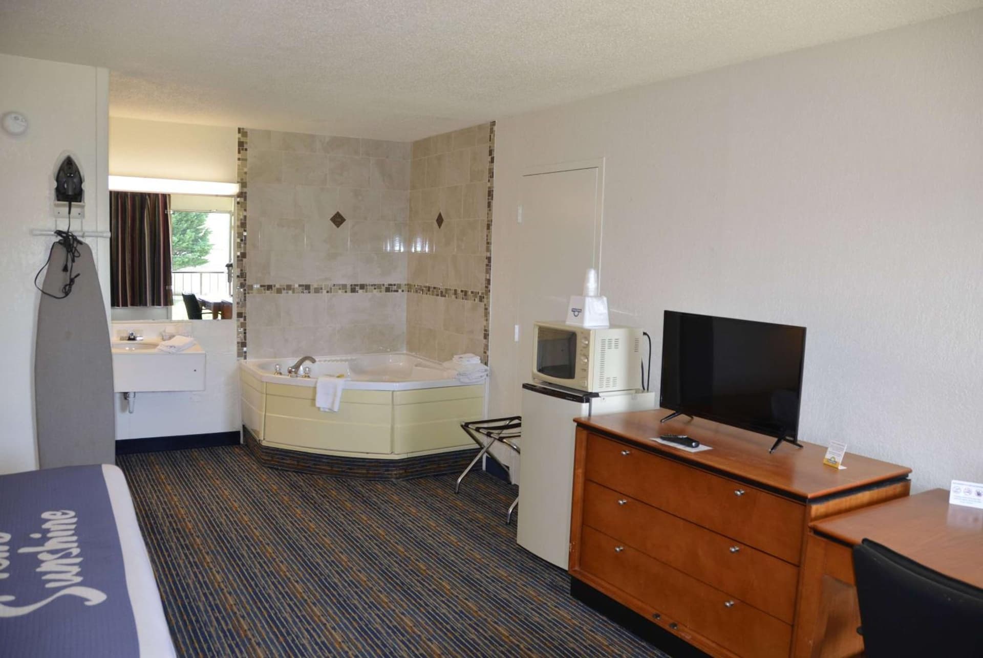 Days Inn by Wyndham Luray Shenandoah gallery photo in Luray, VA — image 31