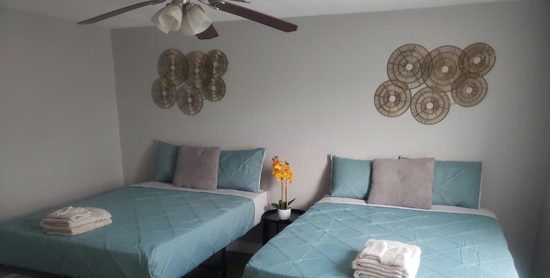 Harmony Room with private bathroom by the Airport property views in Darby, PA — gallery photo 3