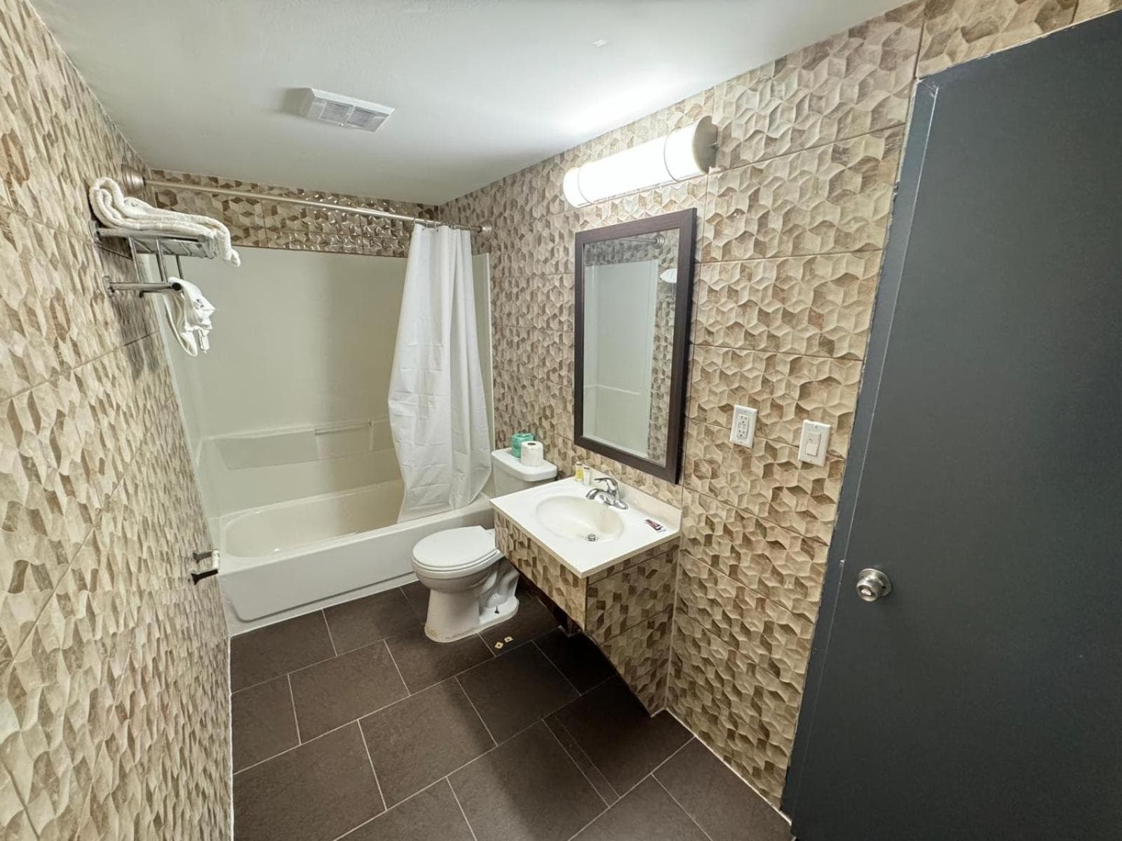 Essence Express Elizabeth EWR Airport gallery photo in Elizabeth, NJ — image 14