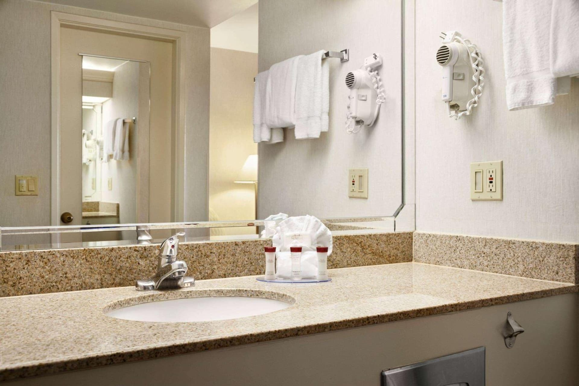 Ramada by Wyndham Costa Mesa/Newport Beach gallery photo in Costa Mesa, CA — image 39