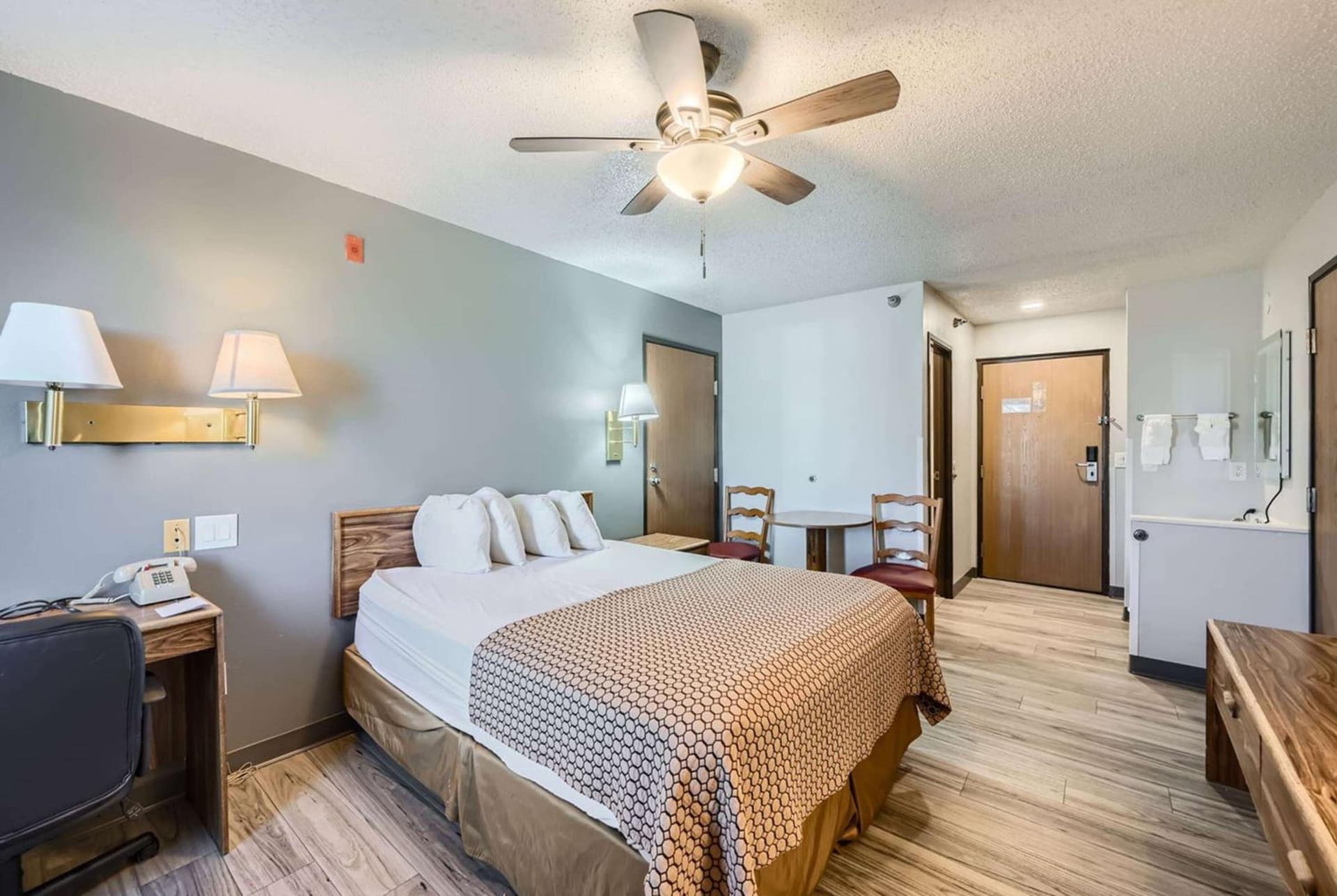 Travelodge by Wyndham Longmont gallery photo in Longmont, CO — image 21