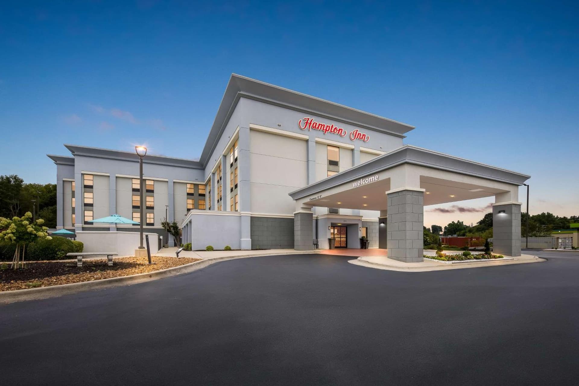 Hampton Inn Florence Midtown near University of North Alabama featured exterior or lobby in Florence, AL — similar hotel