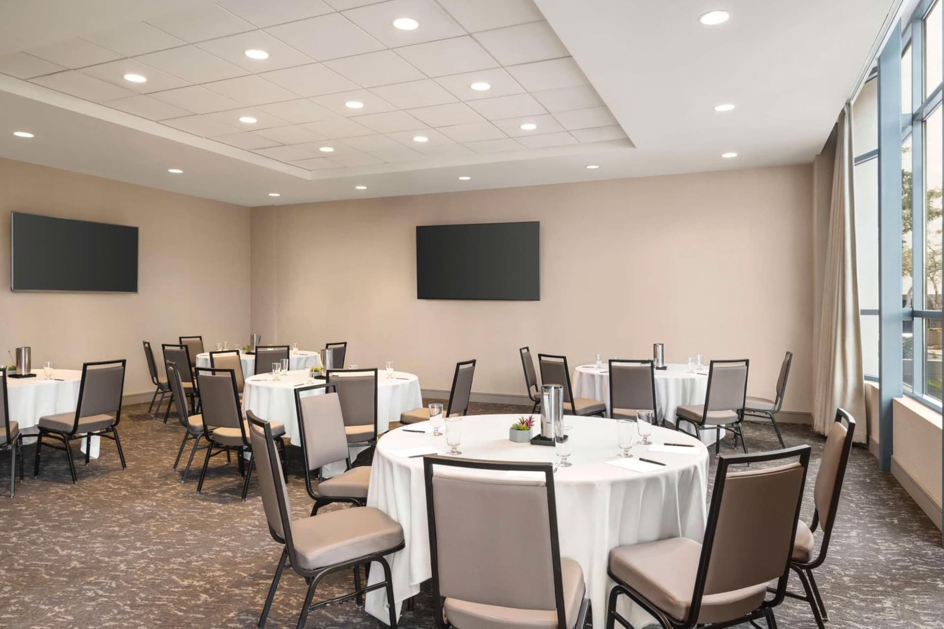 Embassy Suites by Hilton Phoenix Downtown North gallery photo in Phoenix, AZ — image 29