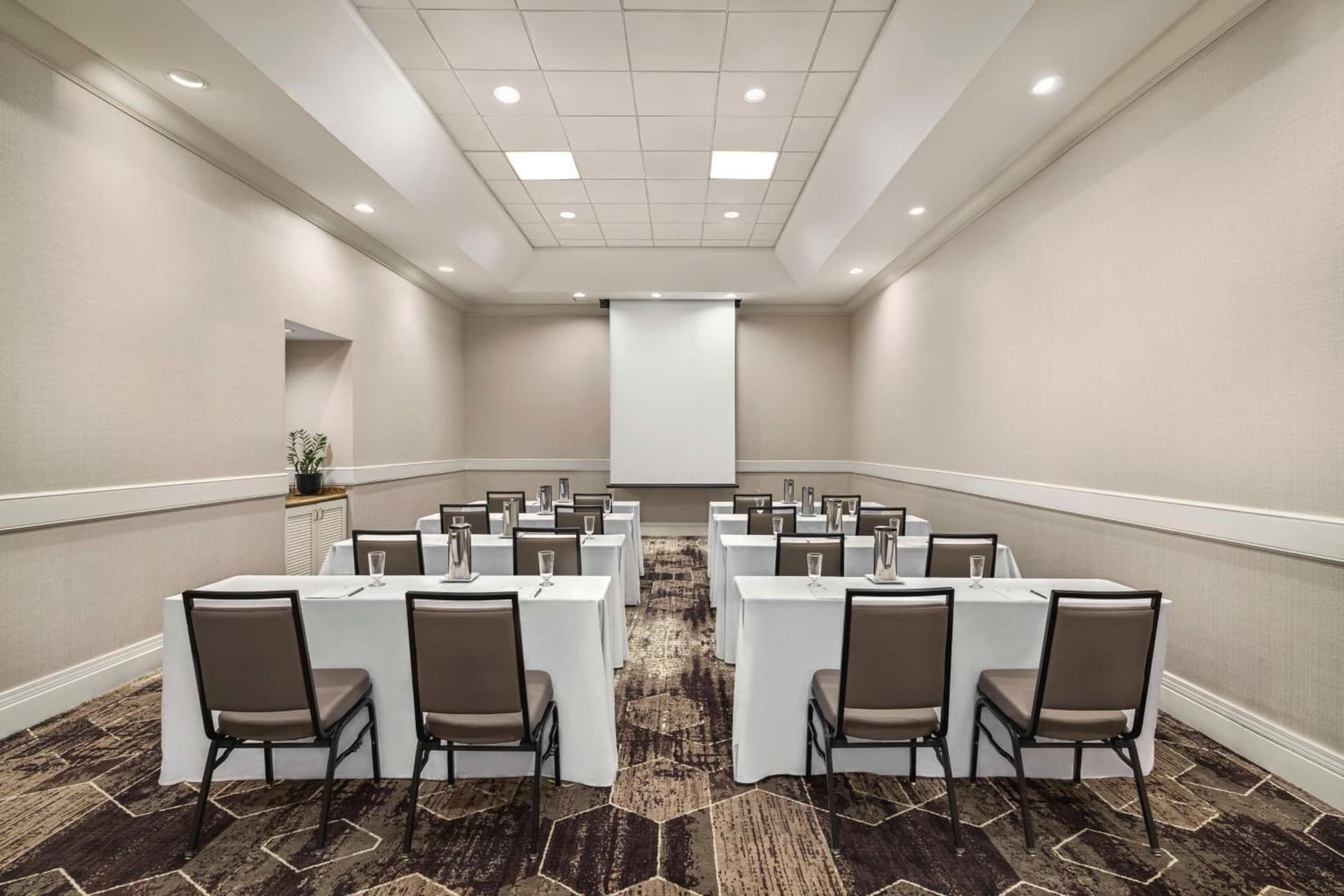 Embassy Suites by Hilton Phoenix Downtown North gallery photo in Phoenix, AZ — image 13