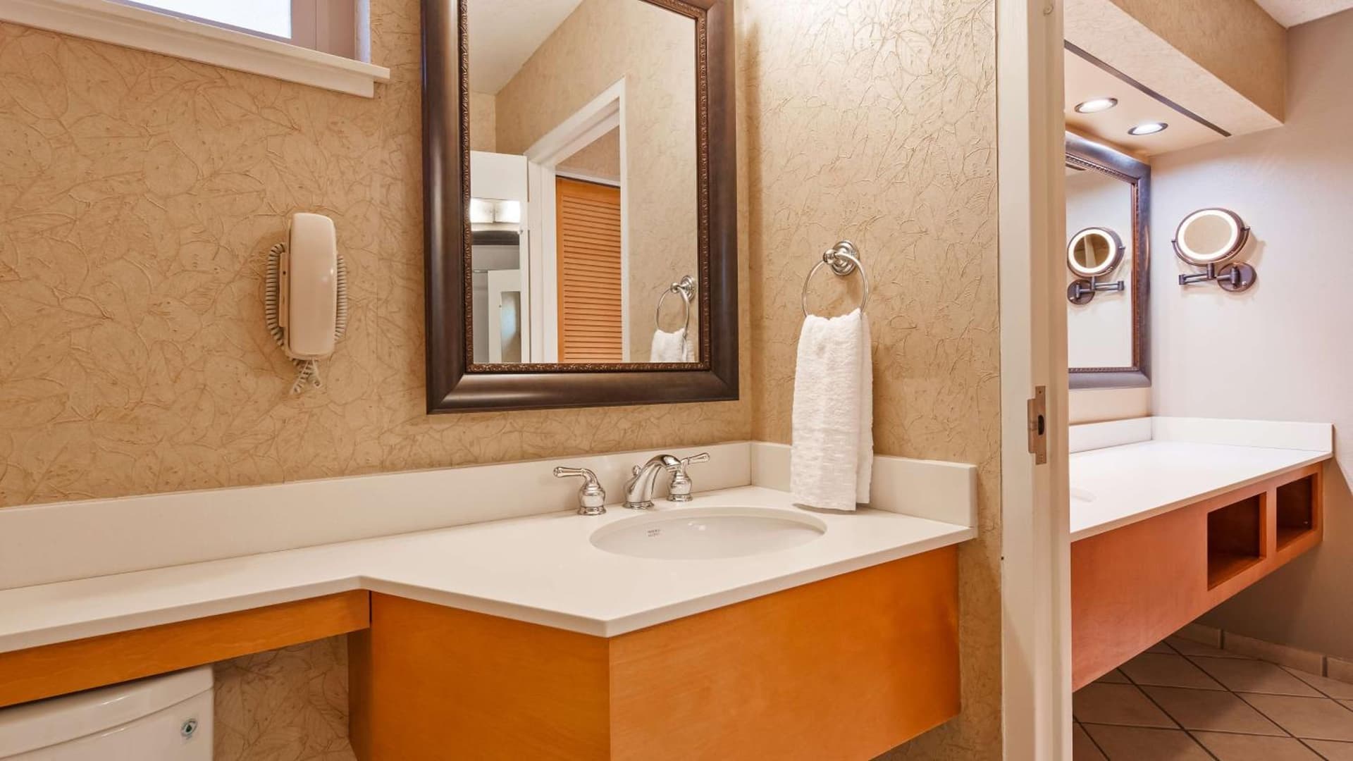 Best Western Plus Black Oak interior in Paso Robles, CA — gallery photo 2