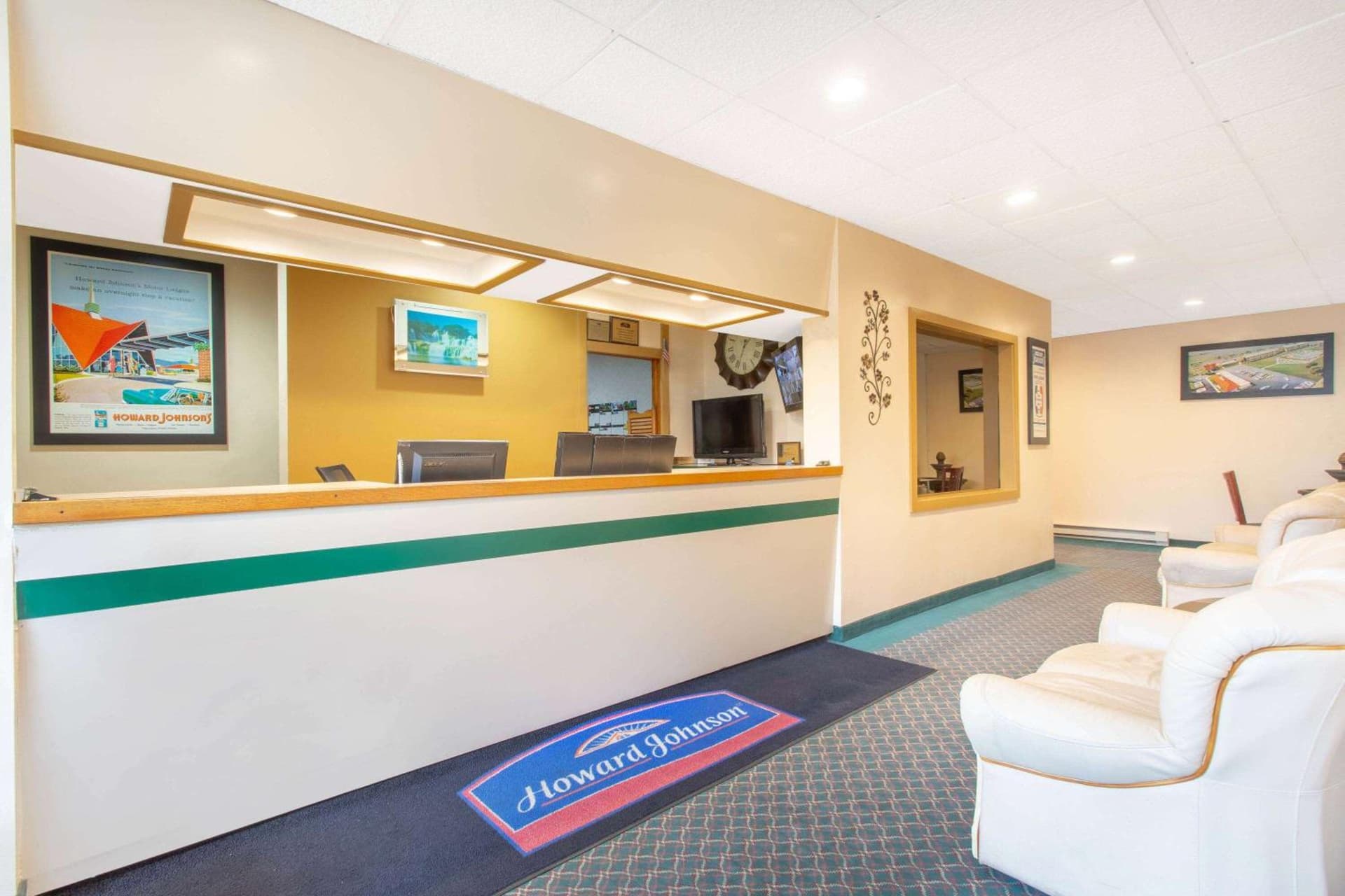 Howard Johnson by Wyndham Albany property views in Albany, NY — gallery photo 3