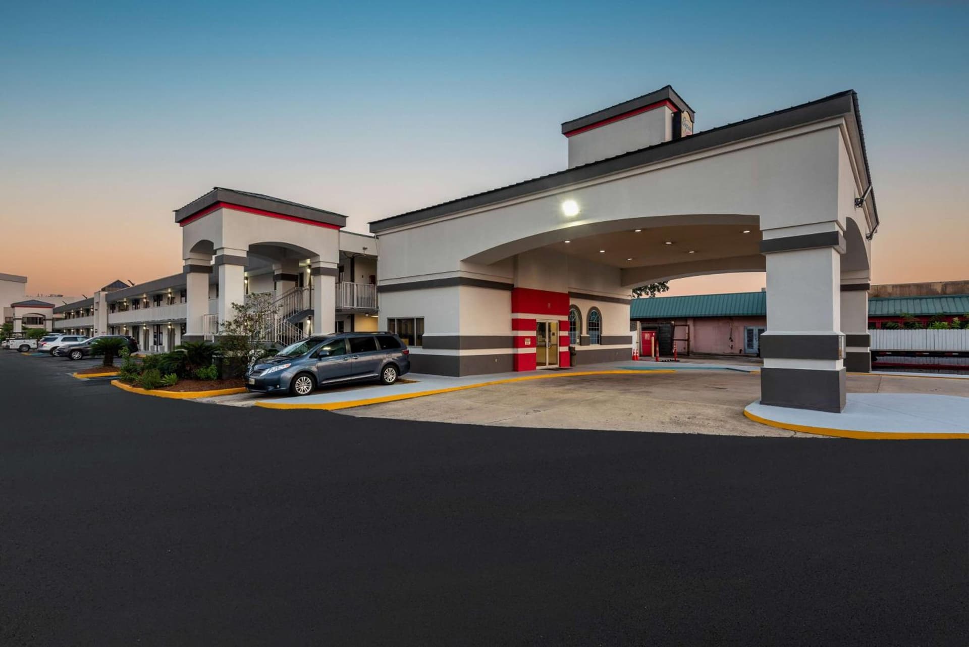 Super 8 by Wyndham Baton Rouge/I-10 property views in Baton Rouge, LA — gallery photo 3