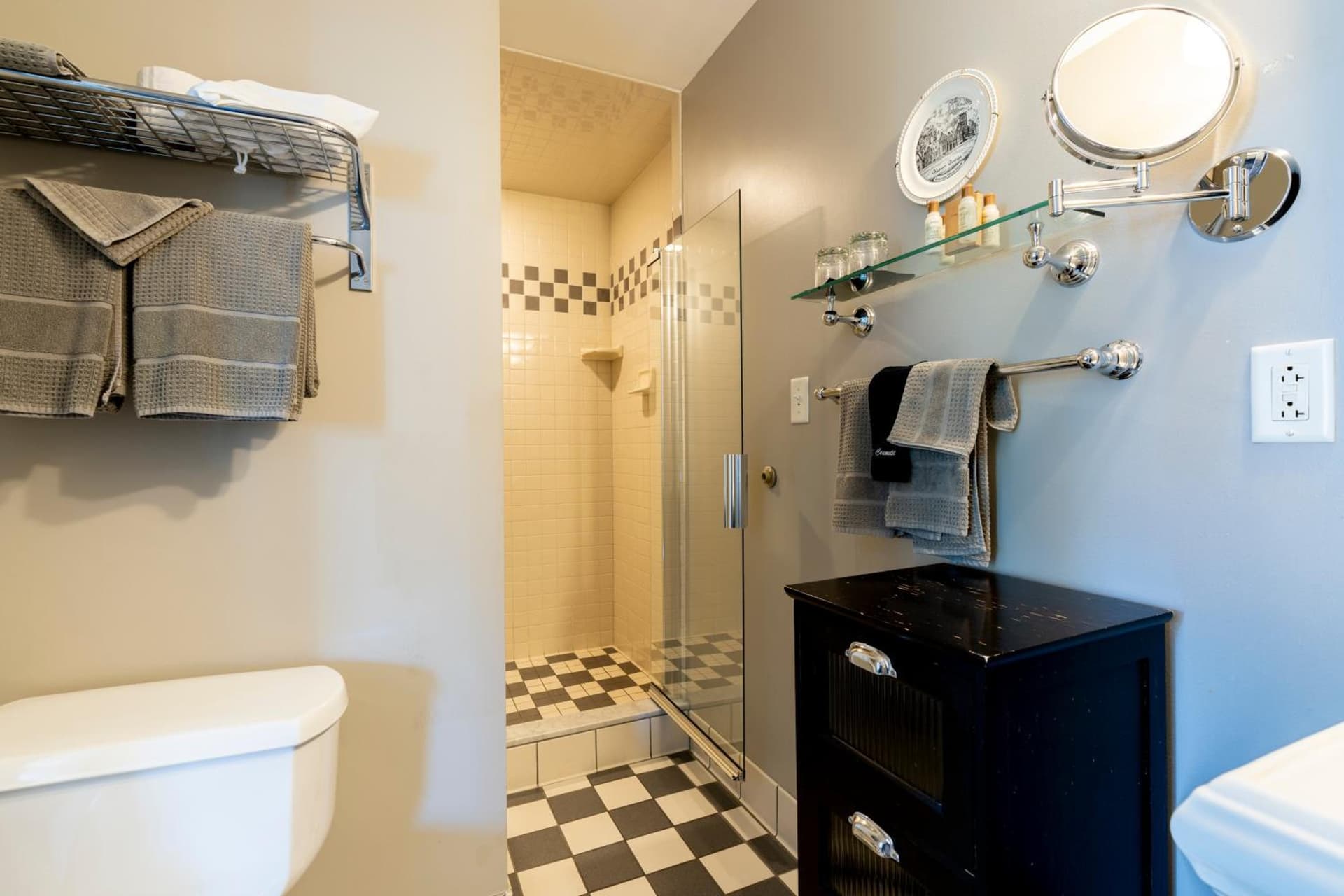 Inn on Broadway interior in Rochester, NY — gallery photo 2