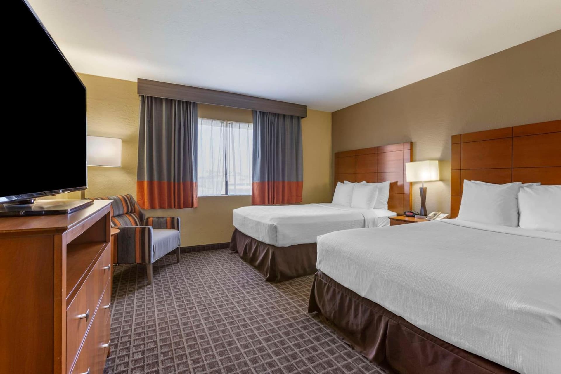 Best Western Plus Scottsdale Thunderbird Suites property views in Scottsdale, AZ — gallery photo 3