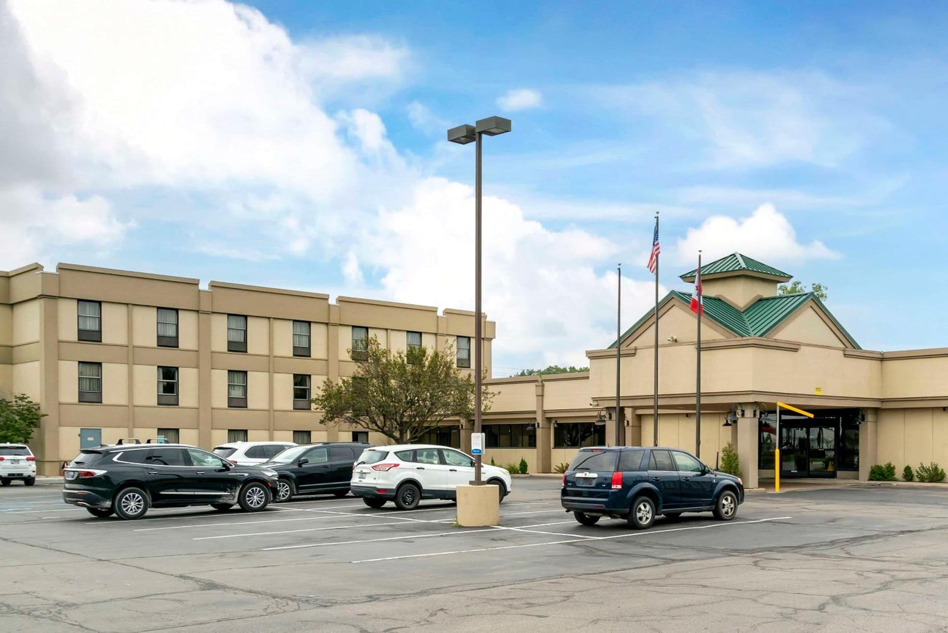 Quality Inn & Suites Monroe interior in Monroe, MI — gallery photo 2