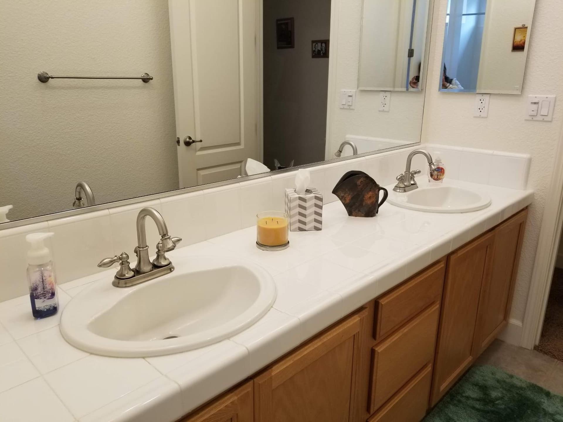 Comfort and Style Full bed shared bathroom gallery photo in Vacaville, CA — image 10