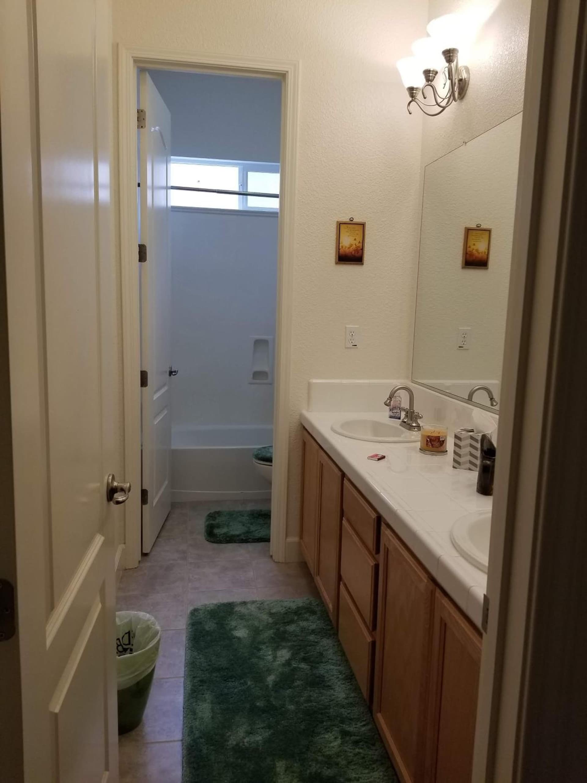 Comfort and Style Full bed shared bathroom gallery photo in Vacaville, CA — image 8