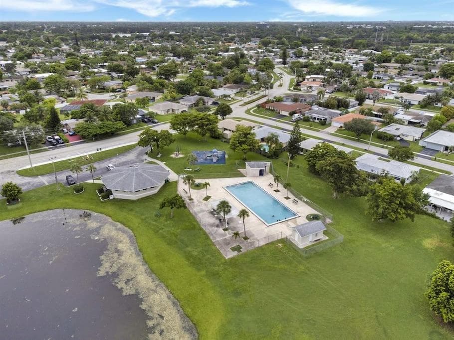 Poolside Serenity Retreat - Lots of Activities! interior in Tamarac, FL — gallery photo 2