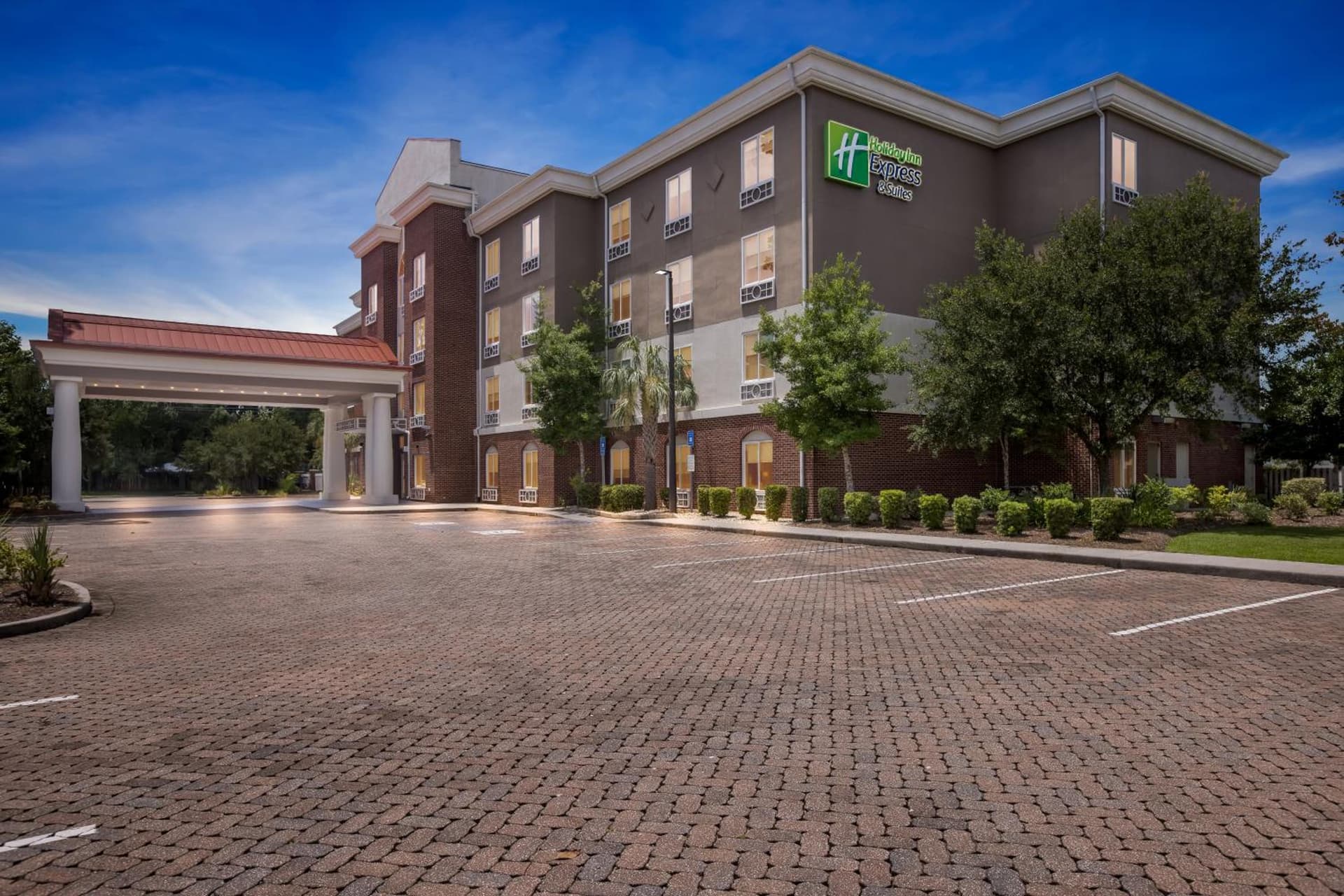 Holiday Inn Express Hotel & Suites Savannah Midtown by IHG interior in Savannah, GA — gallery photo 2