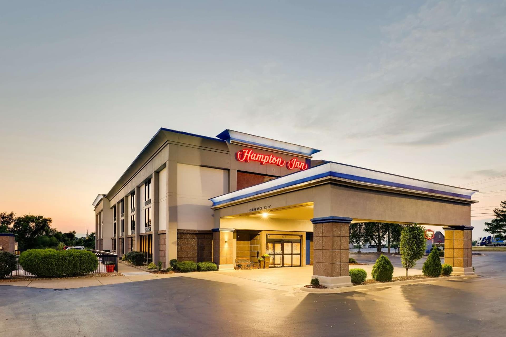 Hampton Inn Lebanon interior in Lebanon, MO — gallery photo 2
