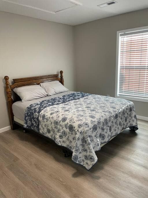 Cute & Lush! Relaxation at peak property views in Springfield, MO — gallery photo 3