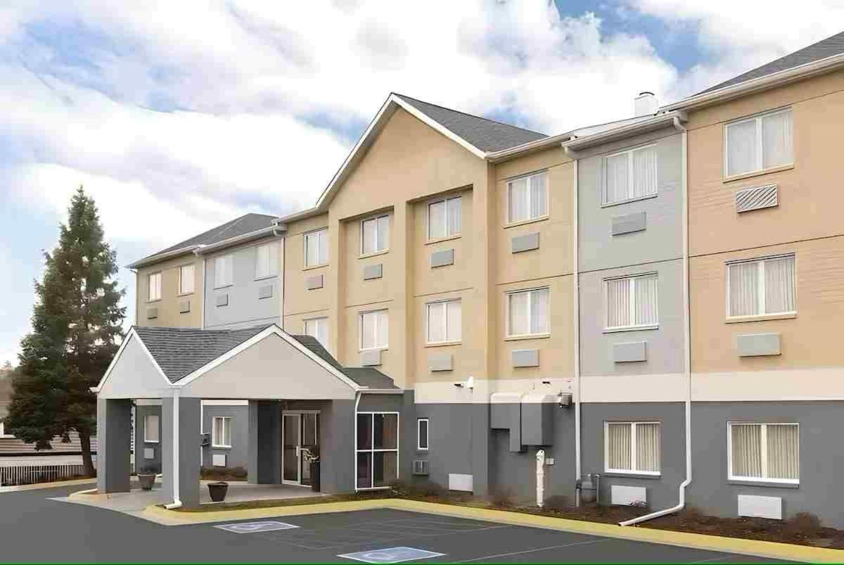 dubuque inn & suites featured exterior or lobby in Dubuque, IA — similar hotel