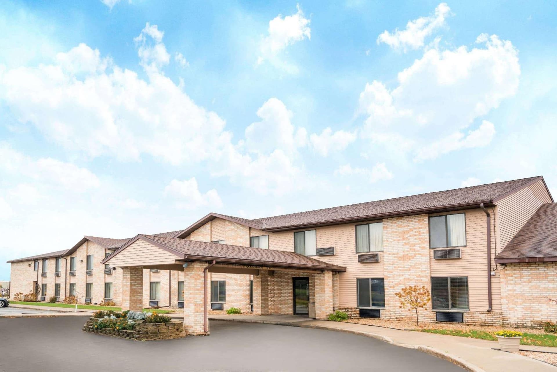 Days Inn by Wyndham Black River Falls - Access to ATV Trail — hotel in River Falls, Wisconsin